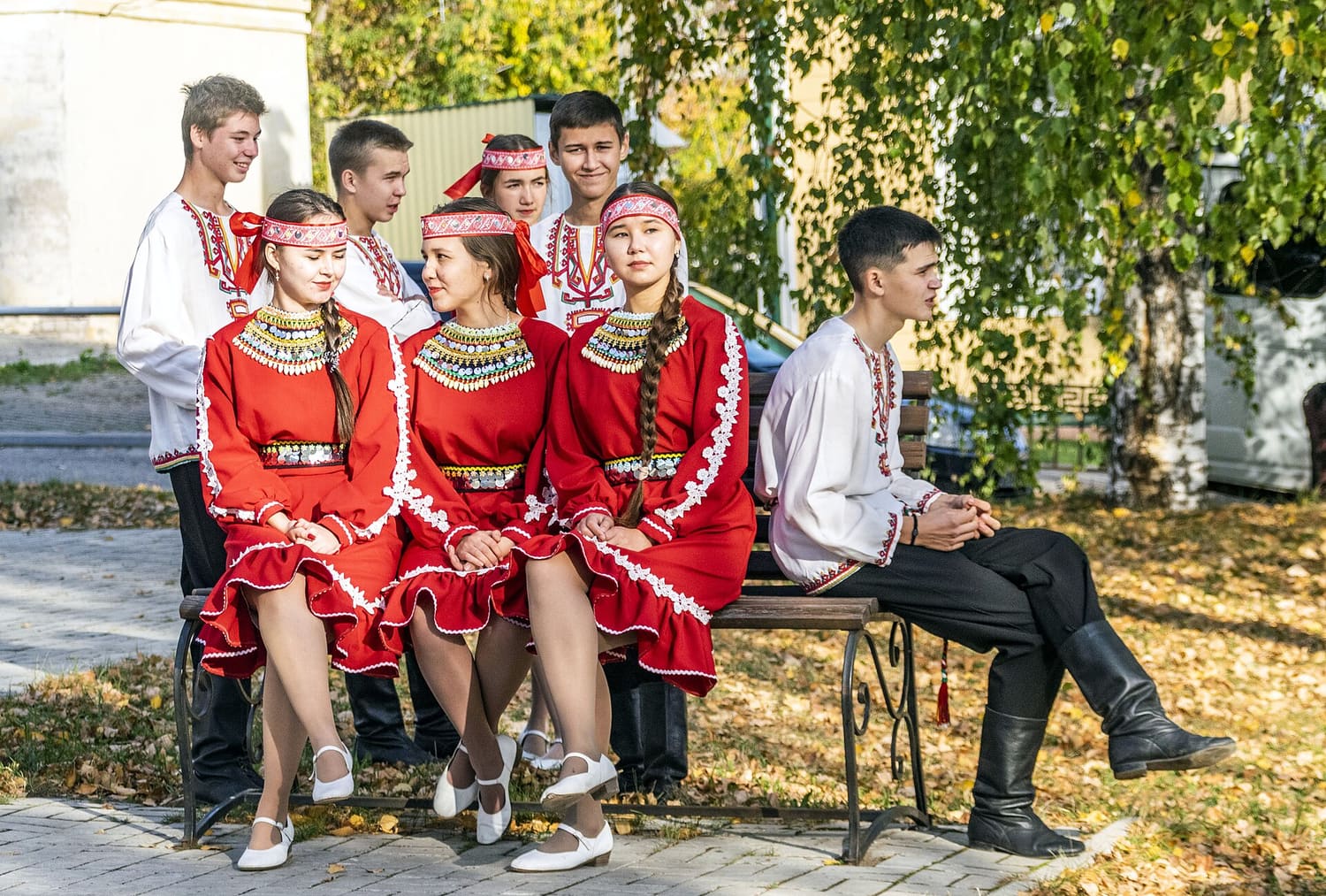 Марийский фольклорный ансамбль в национальных костюмах
