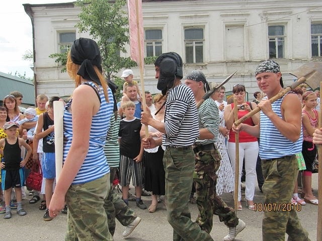 Морская делегация с театральным реквизитом на шествии 2010 года