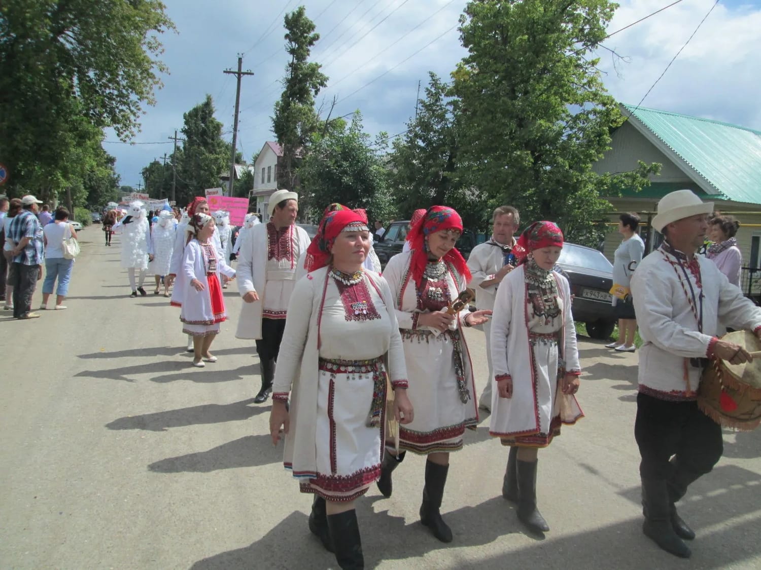 Делегация в национальных костюмах на шествии 2015 года